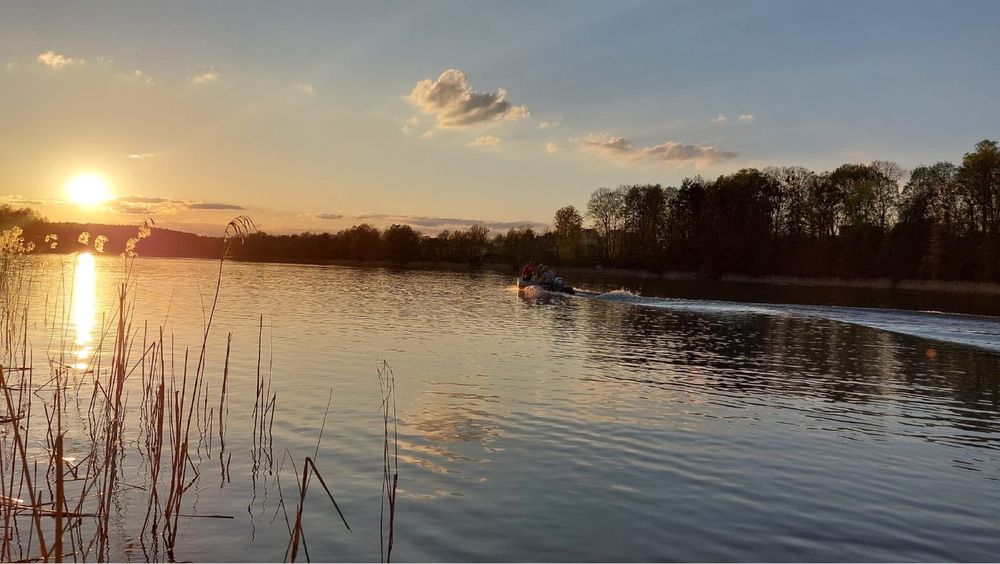 Domek z linią brzegową jeziora Dworackie. Mazury