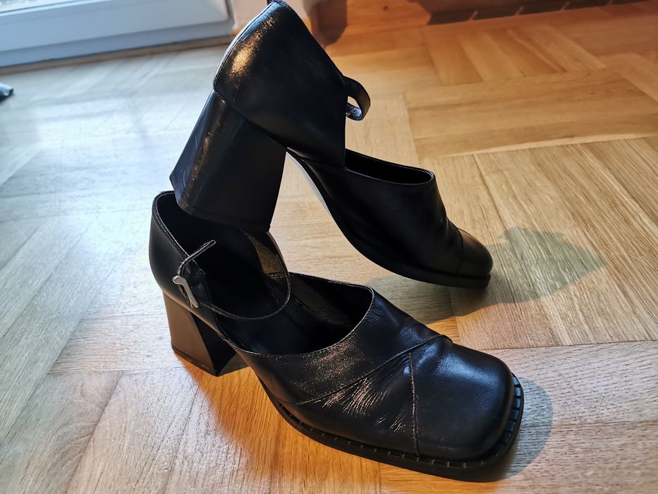 Czółenka skórzane na pasek r. 37