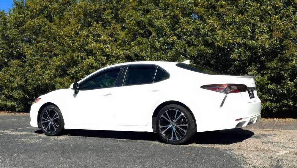 Toyota Camry SE      2020