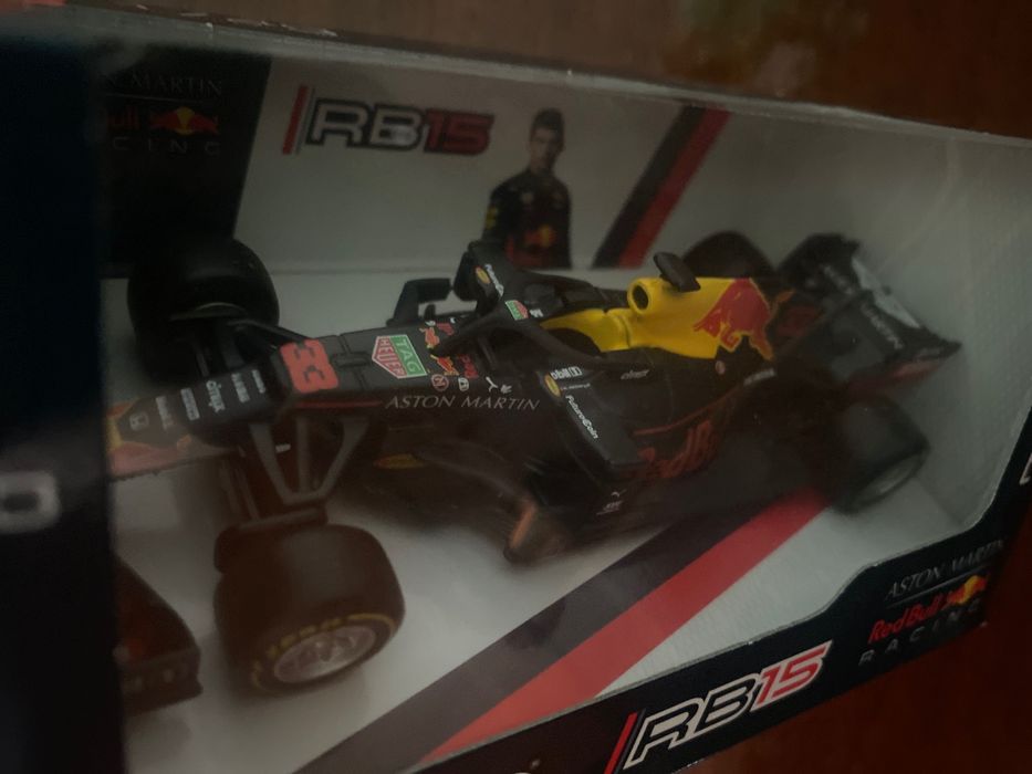 Болід Формула 1 Ред Булл Rb15 2019. 
Макс Ферстаппен №33.