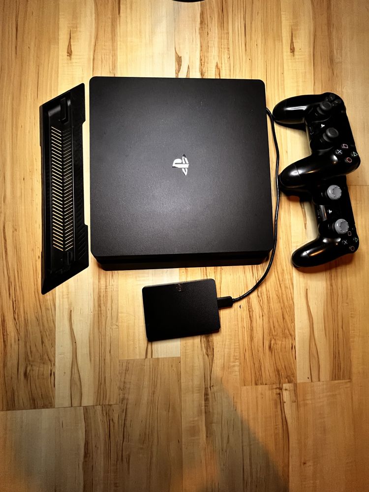 playstation 4 slim z dwoma padami dyskiem i podstawką