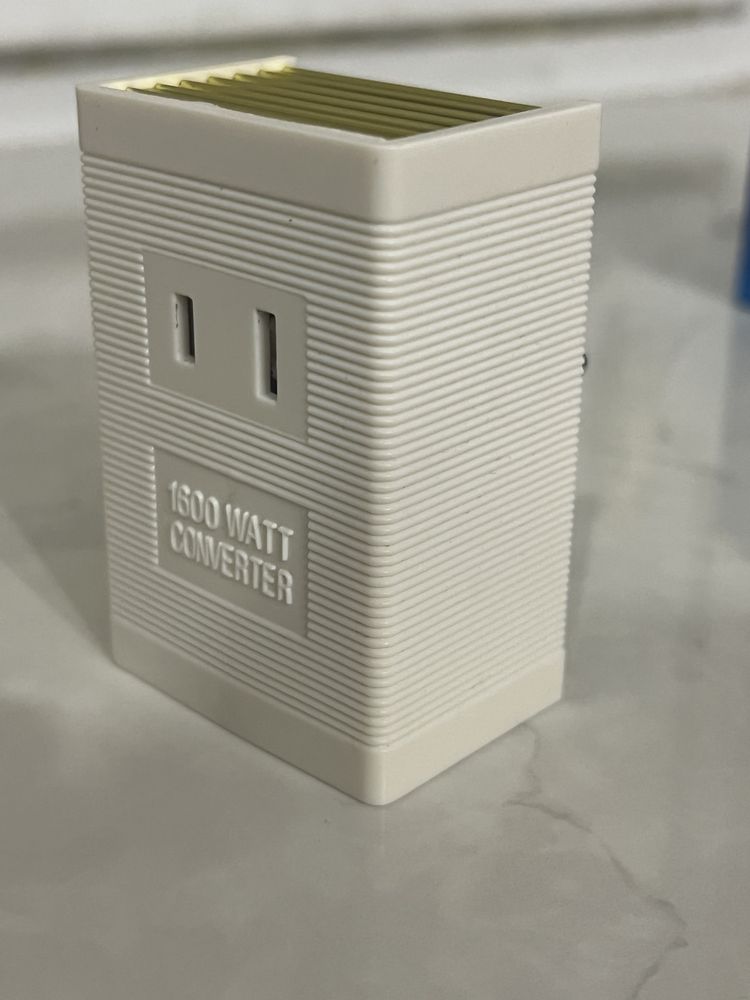 Понижувач напруги з 220 на 110/120V 1600W ,конвертер ,перетворювач.