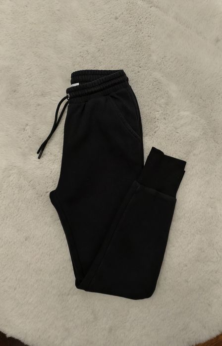 Reserved spodnie dresowe czarne dla dziewczynki rozmiar 152