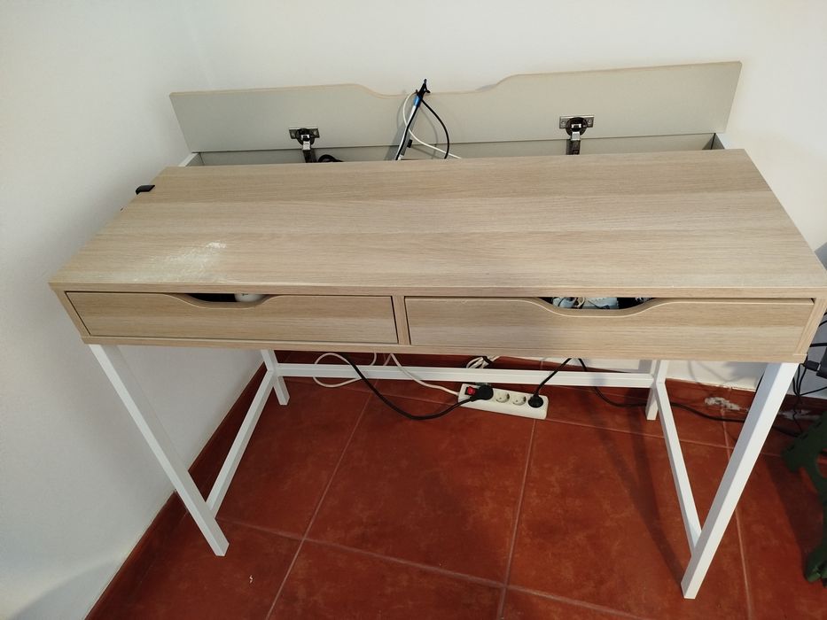 Secretária tampo em madeira e pés em ferro e cadeira giratória