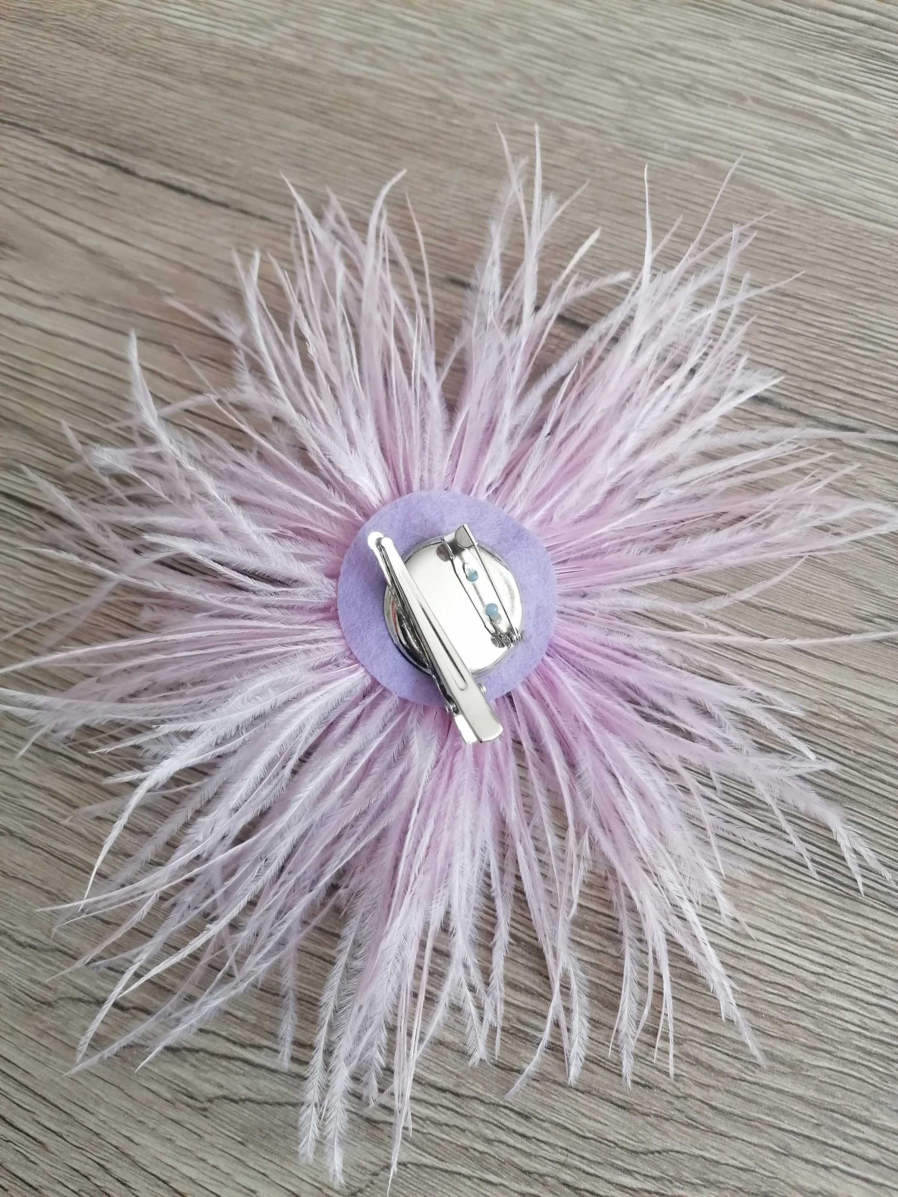 Broszka pióra naturalne marabut liliowa fiolet