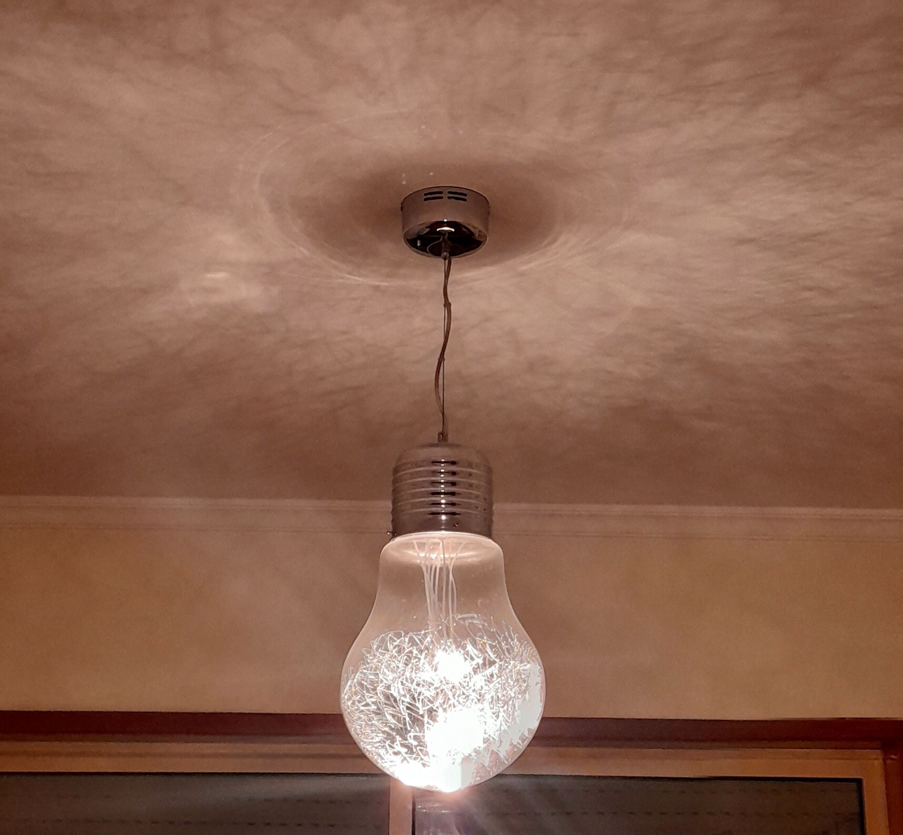 Candeeiro de teto suspenso em formato lâmpada