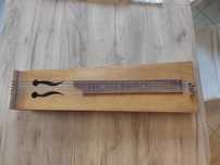 Ludowy instrument strunowy - kantela / lap steel
