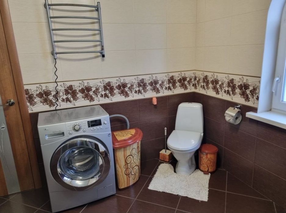 Будинок з великим критим басейном для Вас!