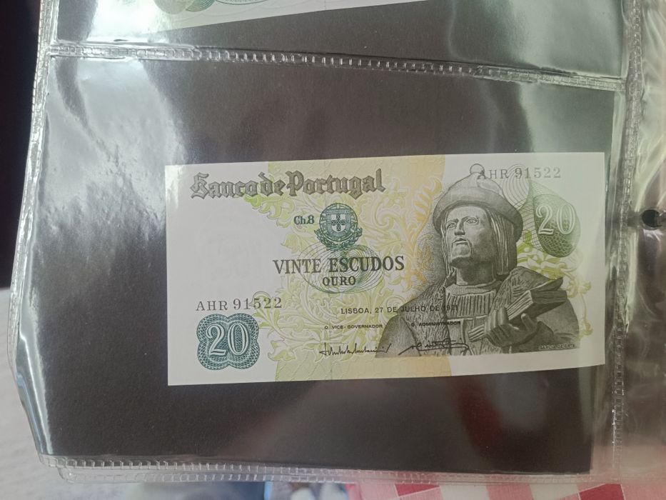 Várias notas de 100 escudos 50 escudos e 20 escudos