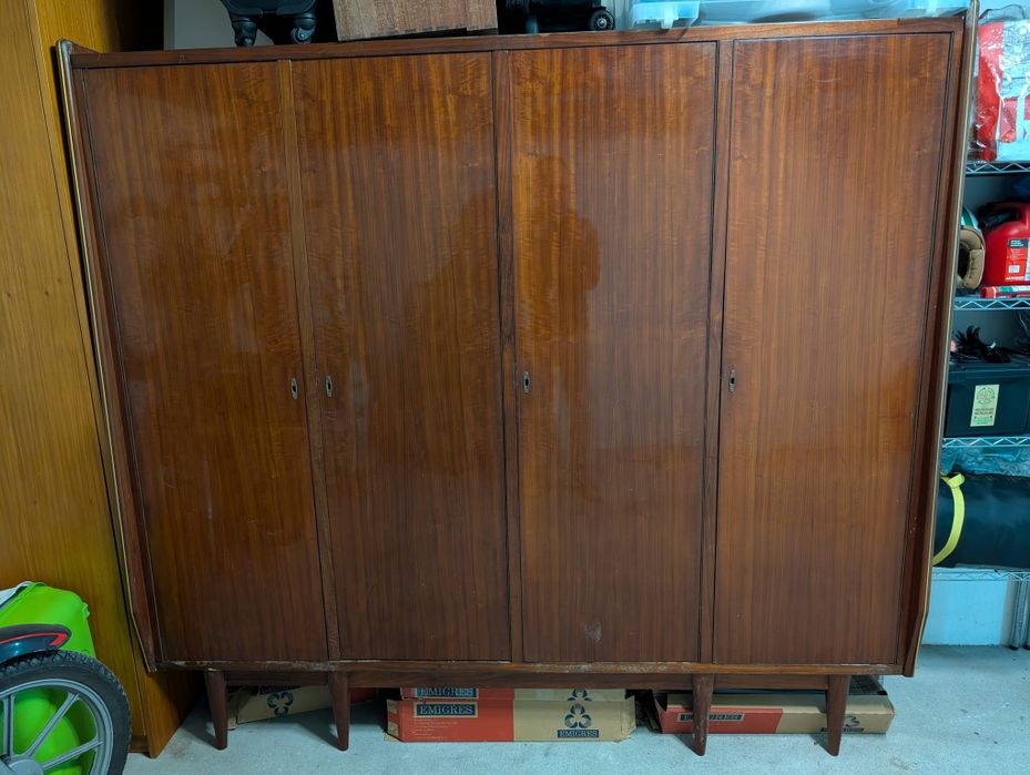 Conjunto tocador, cómoda/ aparador e armário com 4 portas .