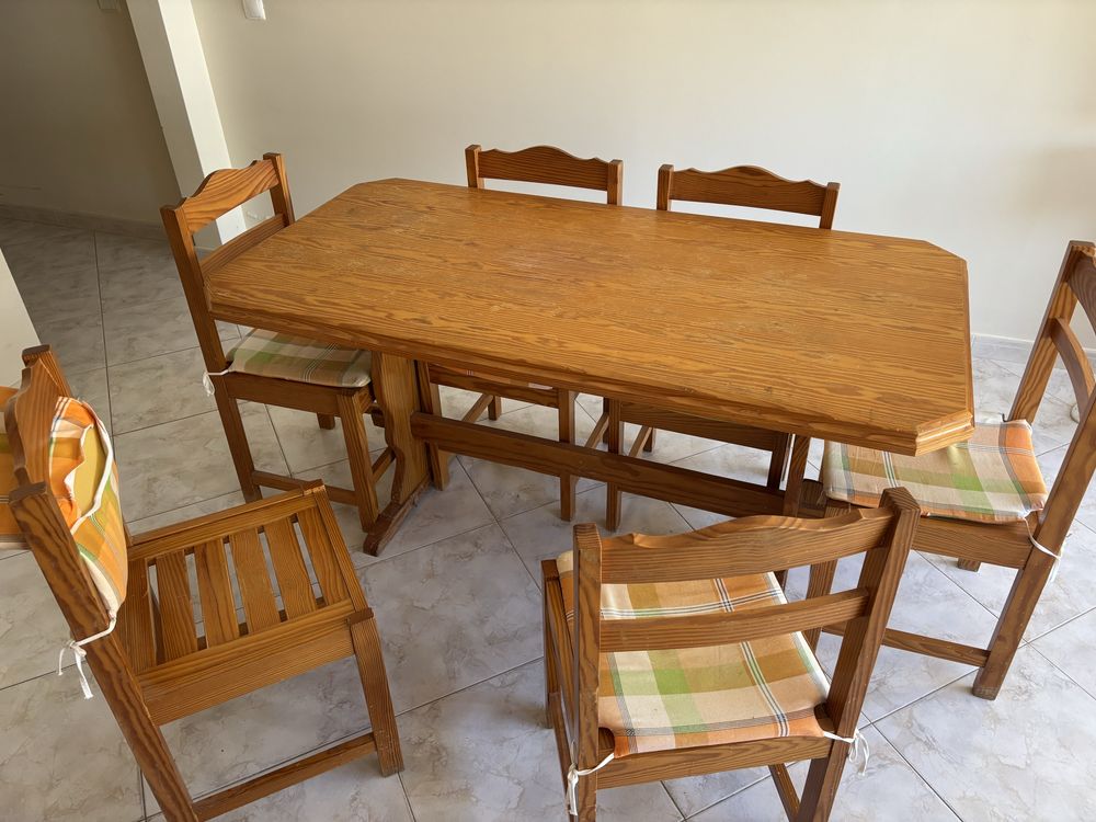 Conjunto mesa e 6 cadeiras madeira