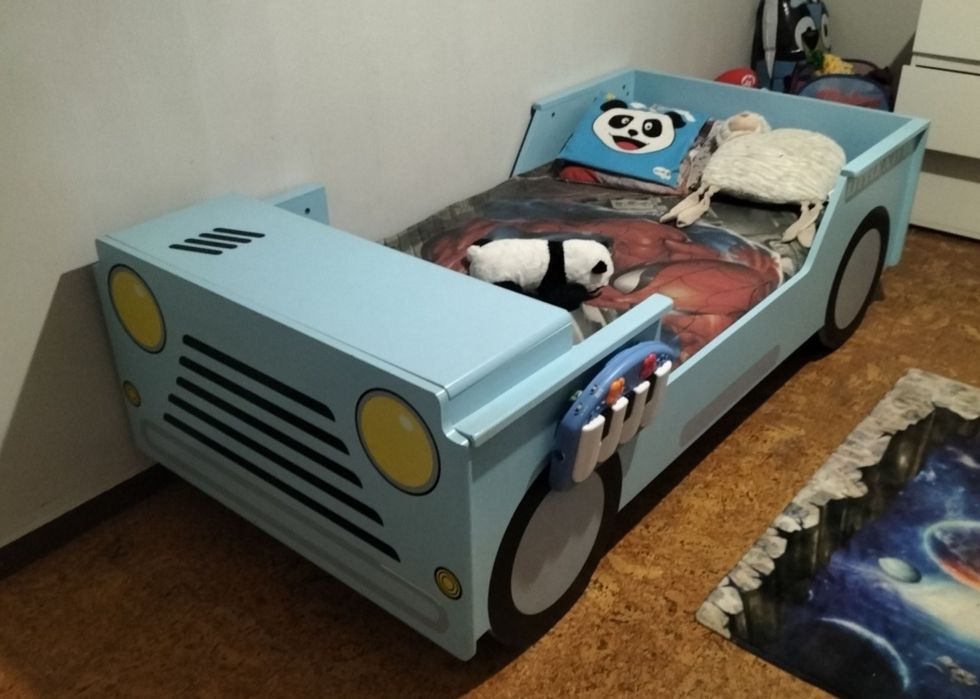 Cama para criança tipo carro