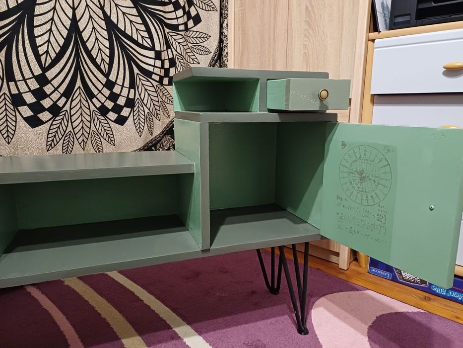 Swiezo odrestaurowana szafka