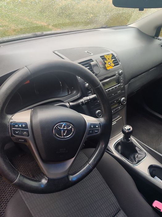 Тойота Avensis 2.0