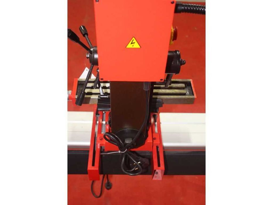 Фрезерний верстат Holzmann BF 16V, 2500 об/хв, поворот голови 45°