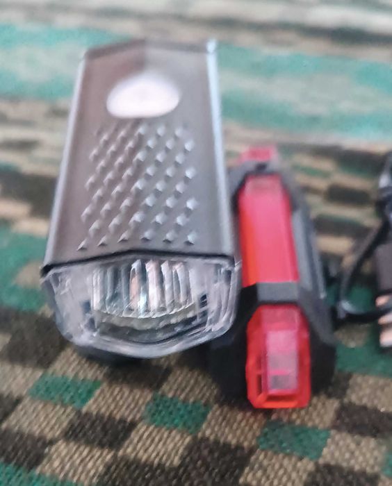 Велофара набор на аккумуляторе фара и задний стоп красный