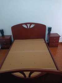 Cama de casal 1,90 × 1,40 com estrado + 2 mesas de cabeceira