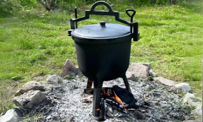 Kociołek żeliwny 8L HAGE z pokrywką idealny na biwak wędrówki camping