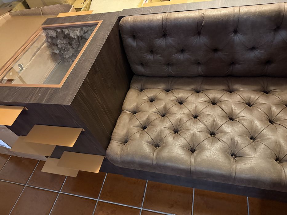 Banco em madeira e capitonê