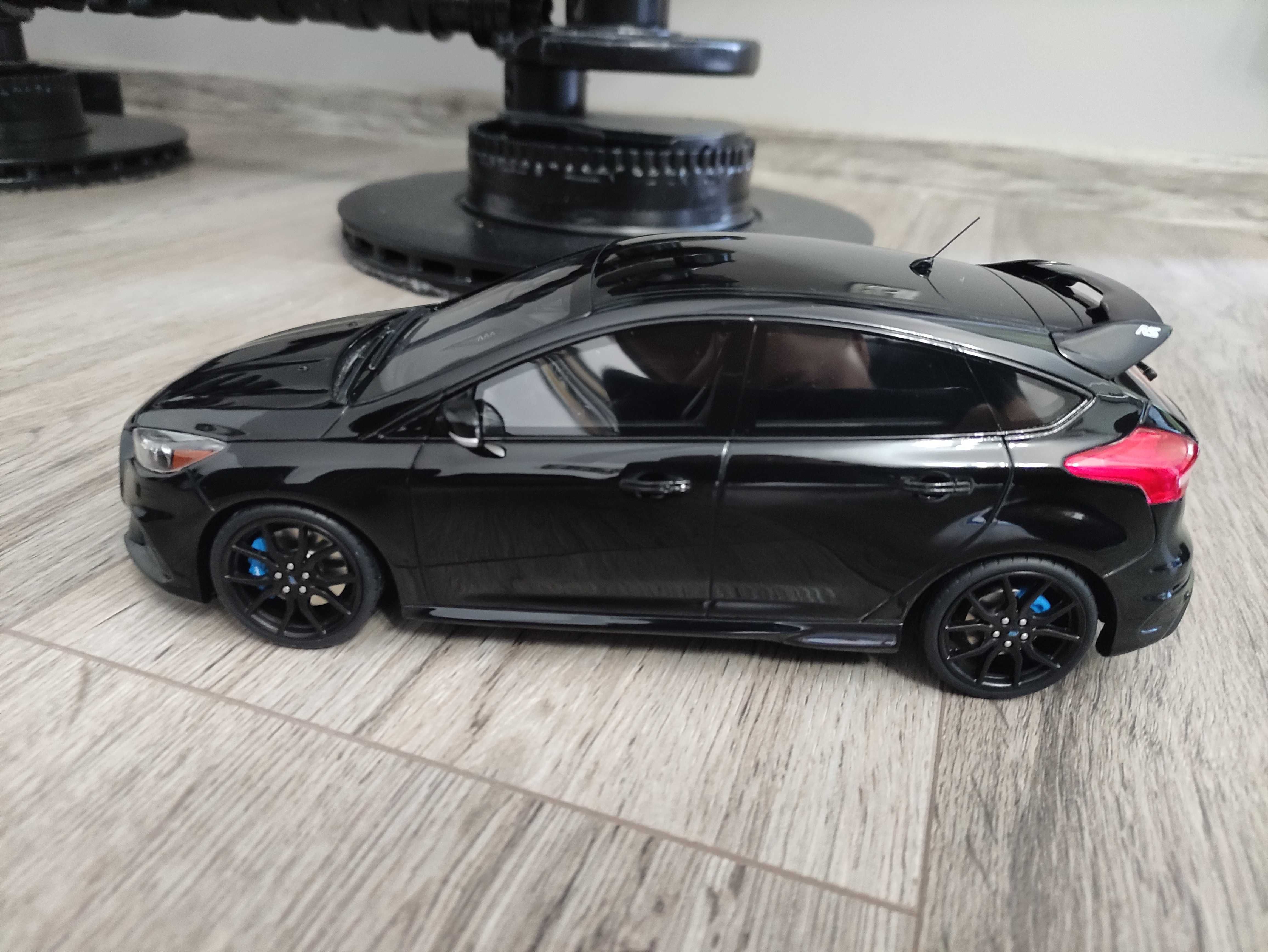 Ford Focus RS Mk3 model 1/18 kolekcjonerski OTTO OT950 Nowy