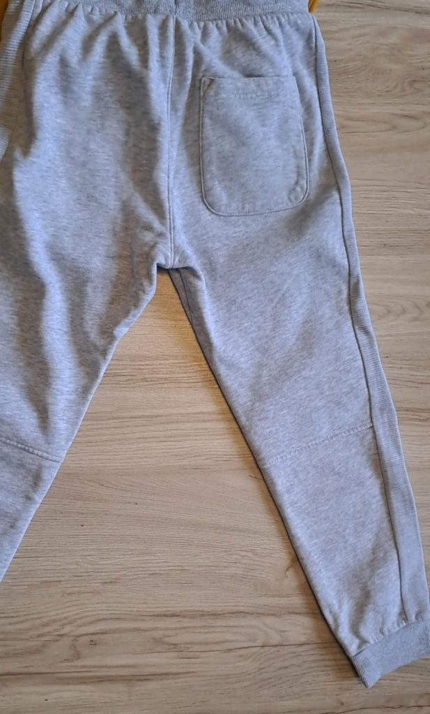 Komplet chłopięcy dresowy. Bluza i spodnie