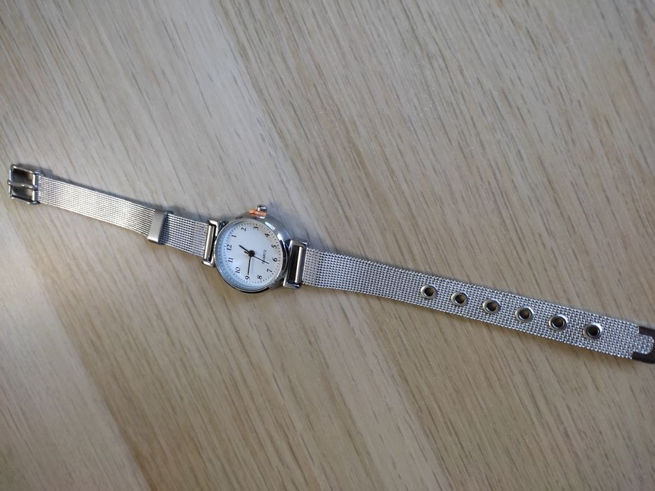 Sprzedam nowy zegarek damski.