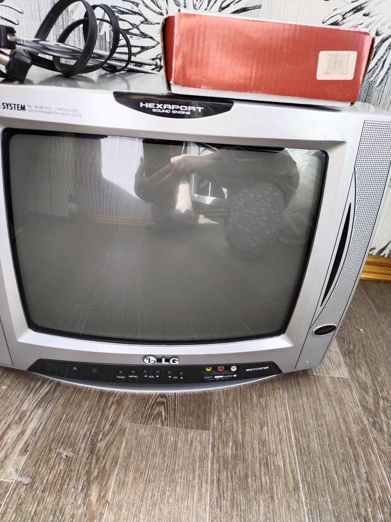 Продам Телевізор LG з антеною Т2