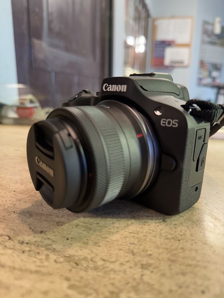 Lustrzanka Canon EOS R100