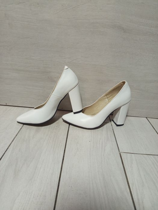 Жіночі шкіряні туфлі