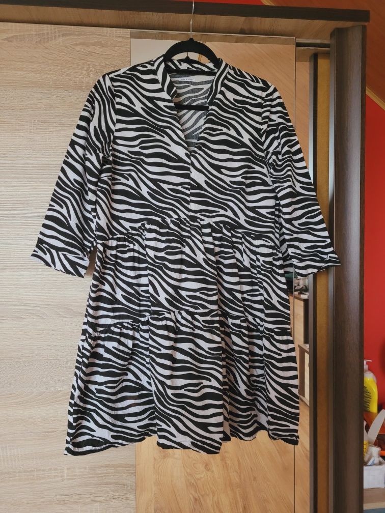 Sukienka wzorzysta zebra czarna biała reserved M 38 falbany ciążowa