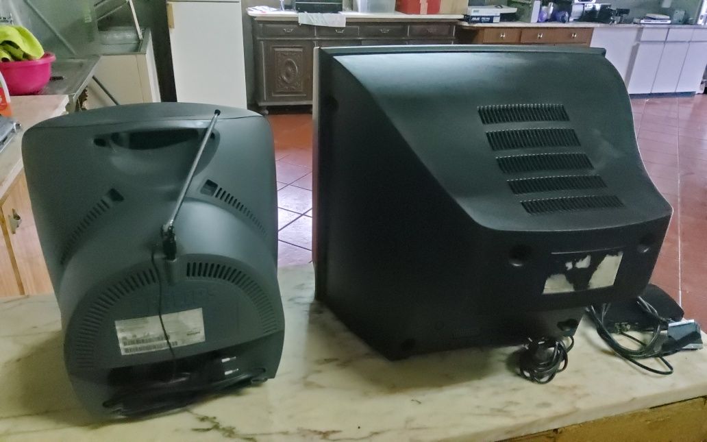 Televisores a cores e funcionar bem 20 euros as dua tvs, 56 cm com 1 c