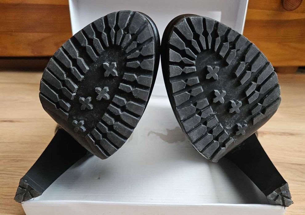 Botki Guess model Rindy platforma obcas skóra naturalna