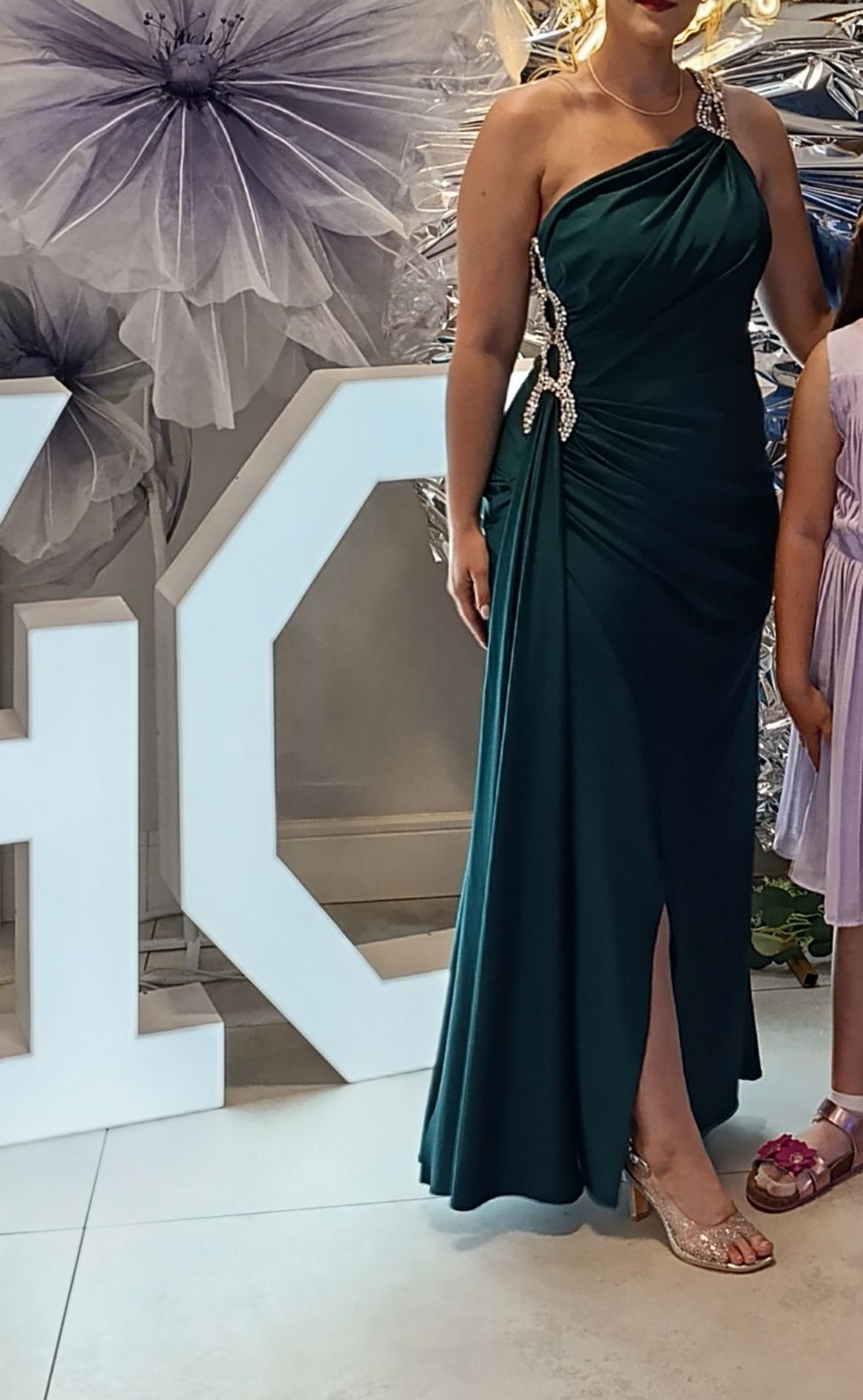 Elegancka sukienka zielona butelkowa zieleń dla świadkowej na wesele