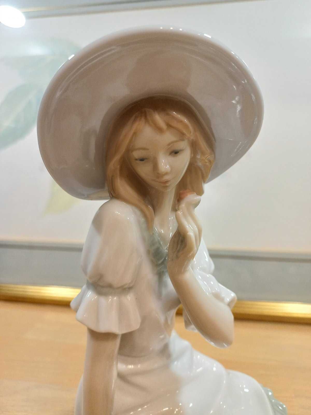 Очень красивая Статуэтка  NAO Lladro в идеальном состоянии.
