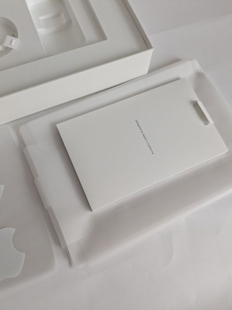 Pudełko iPad 9th generation 64 GB z naklejkami