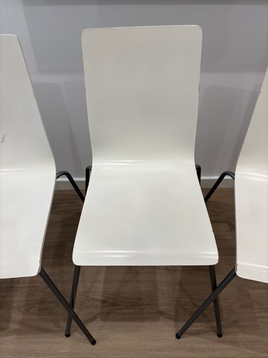 4 Cadeiras brancas com pés metálicos