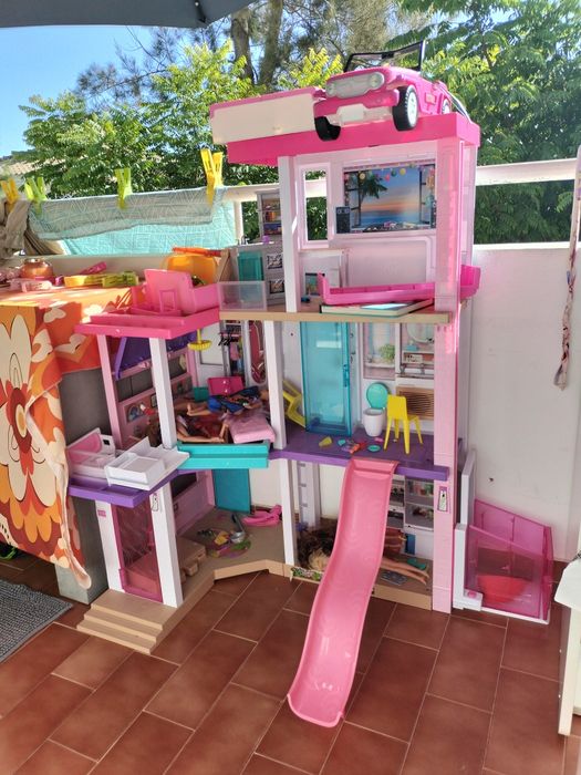 Casa da Barbie com muitos acessórios – usada pouco