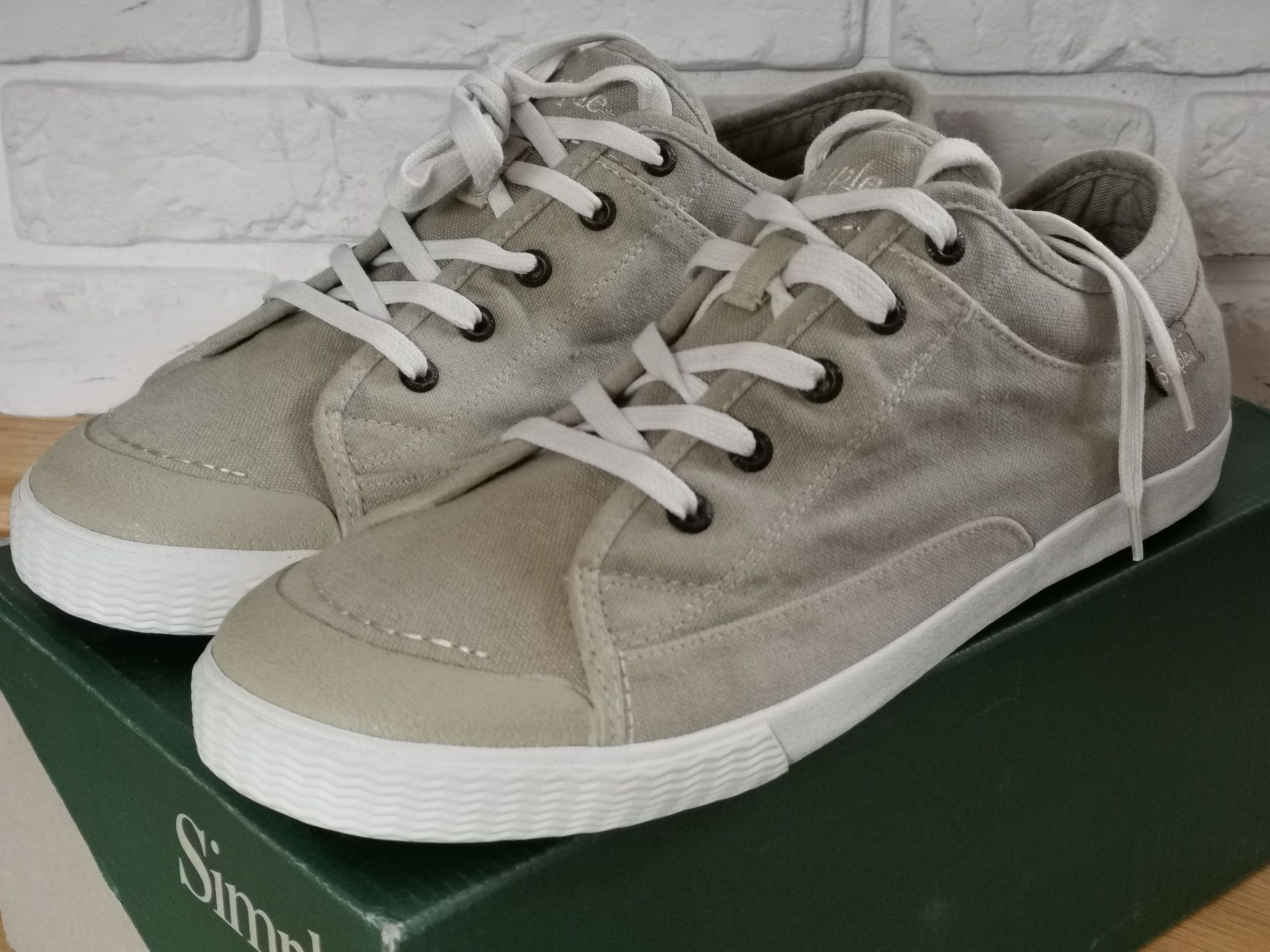Nowe trampki Simple rozmiar 44
