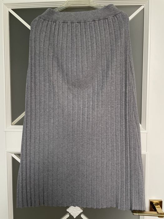 Продам теплий жіночий костюм із спідницею