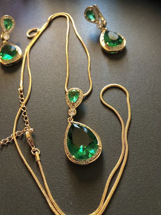 Комплект прикрас з каменями фіанітами і смарагд