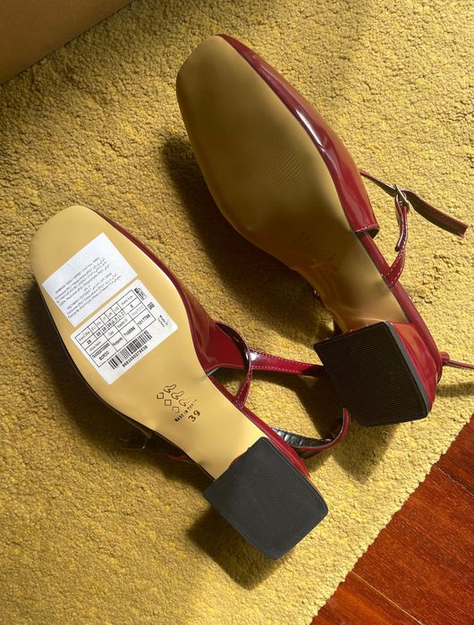 Sapatos em verniz estilo Mary Jane