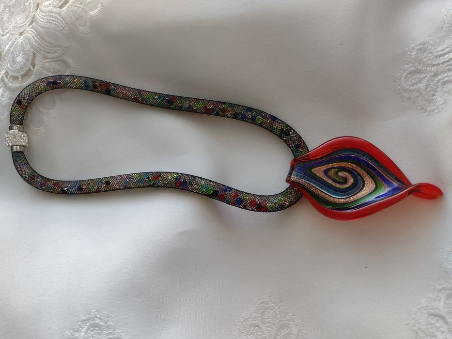 naszyjnik rzemień z kolorowymi kryształkami i wisiorek szkło weneckie