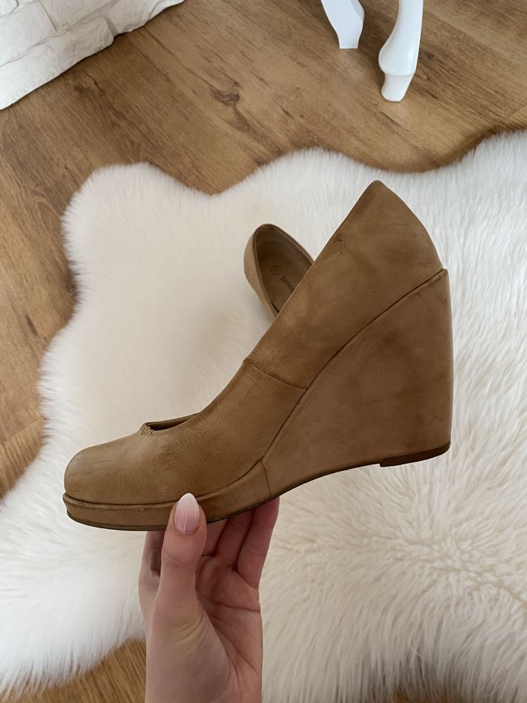 Beżowe buty na koturnie