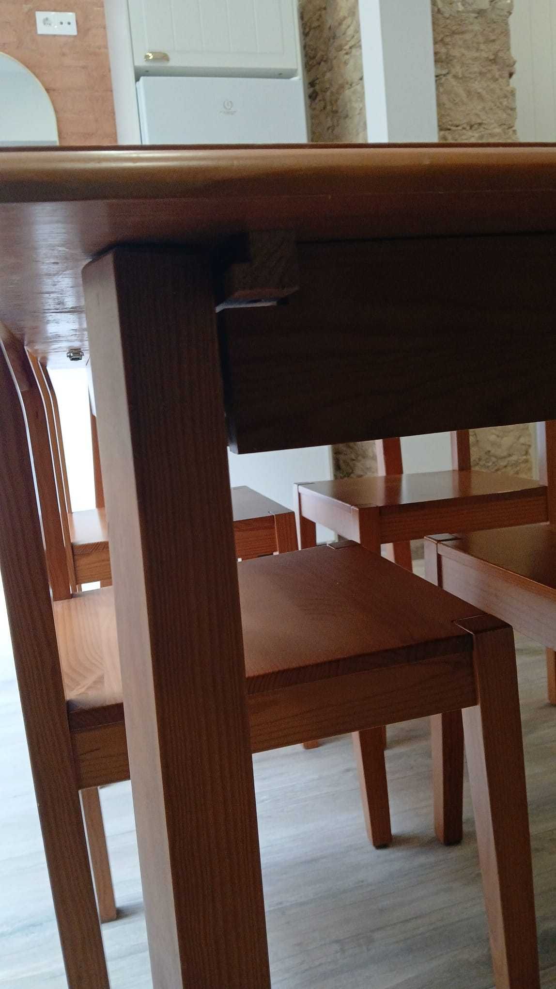 Mesa de madeira com 4 cadeiras