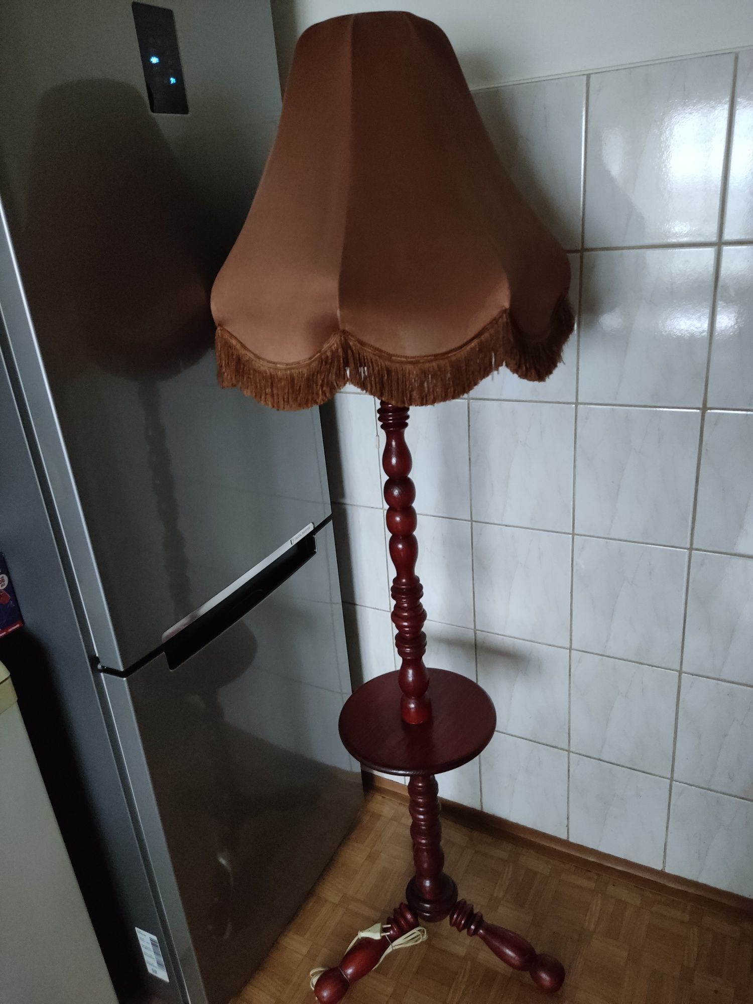 Lampa podłogowa że stolikiem