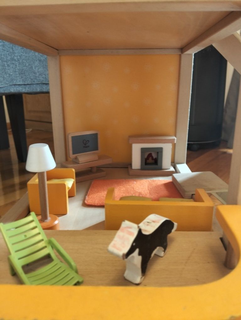 Casa de bonecas de madeira