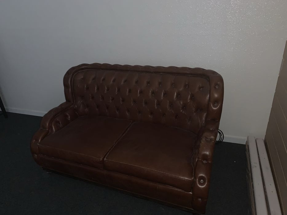 Sofa vintage em pele dois lugares - elegância com história!
