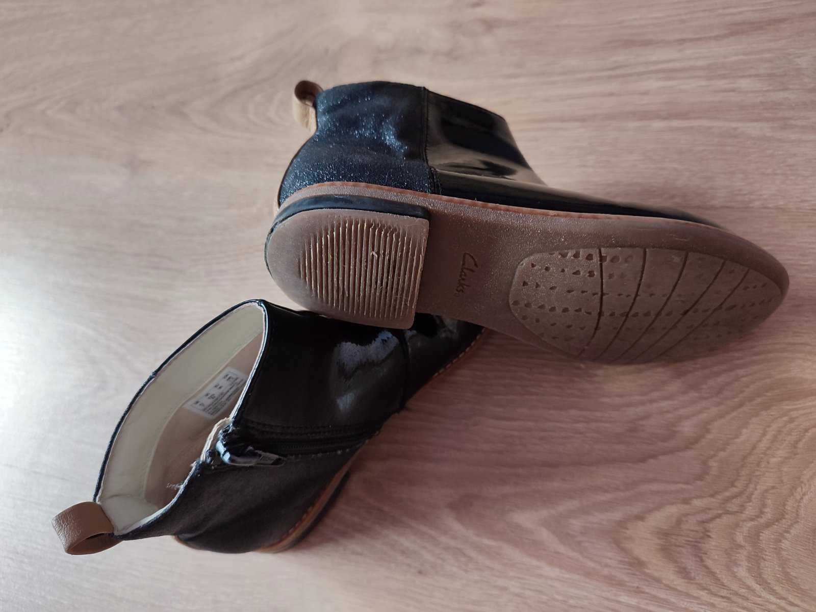 Гарненькі демісезоні лакові ботинки челсі Clarks для дівчинки 30р.