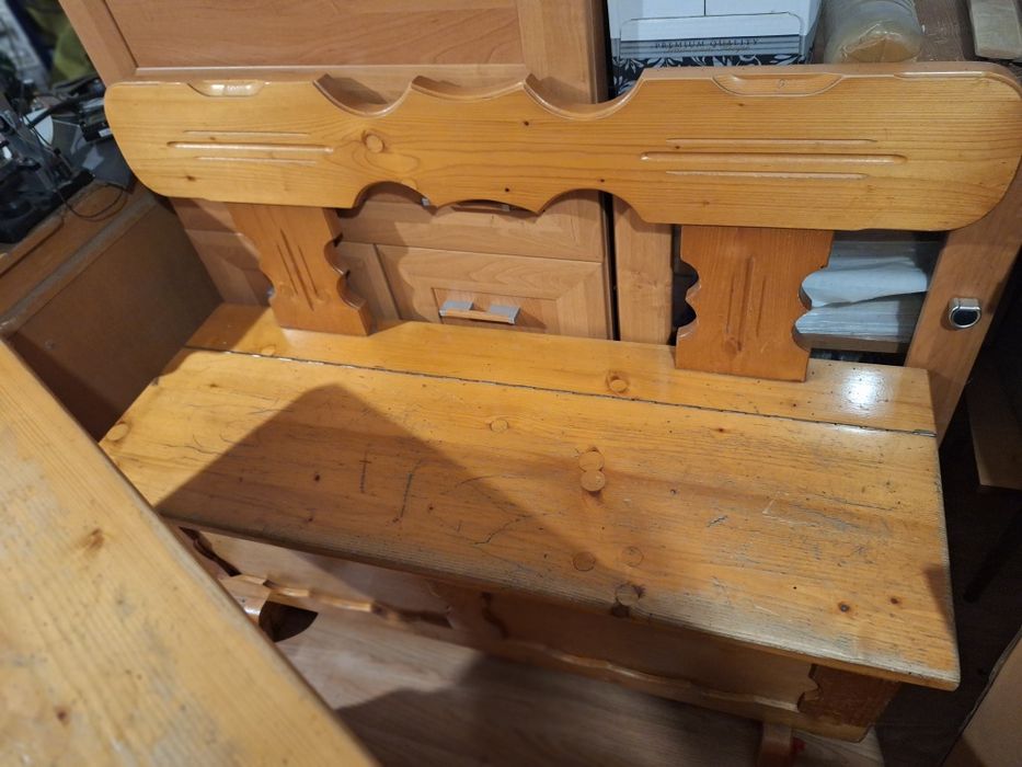 Stół drewniany z krzesłami i ławą z drewna sosnowego