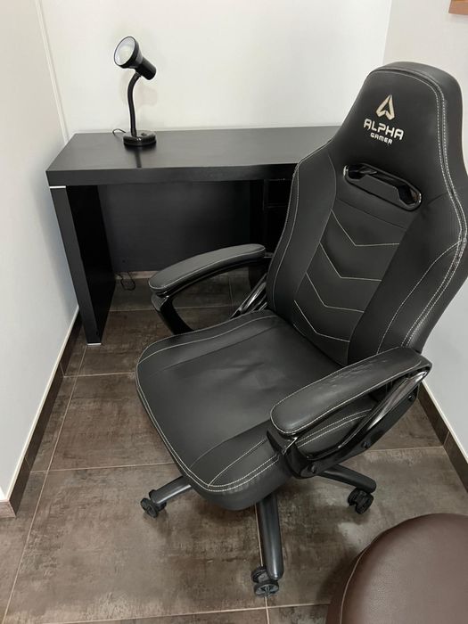 Secretária e cadeira